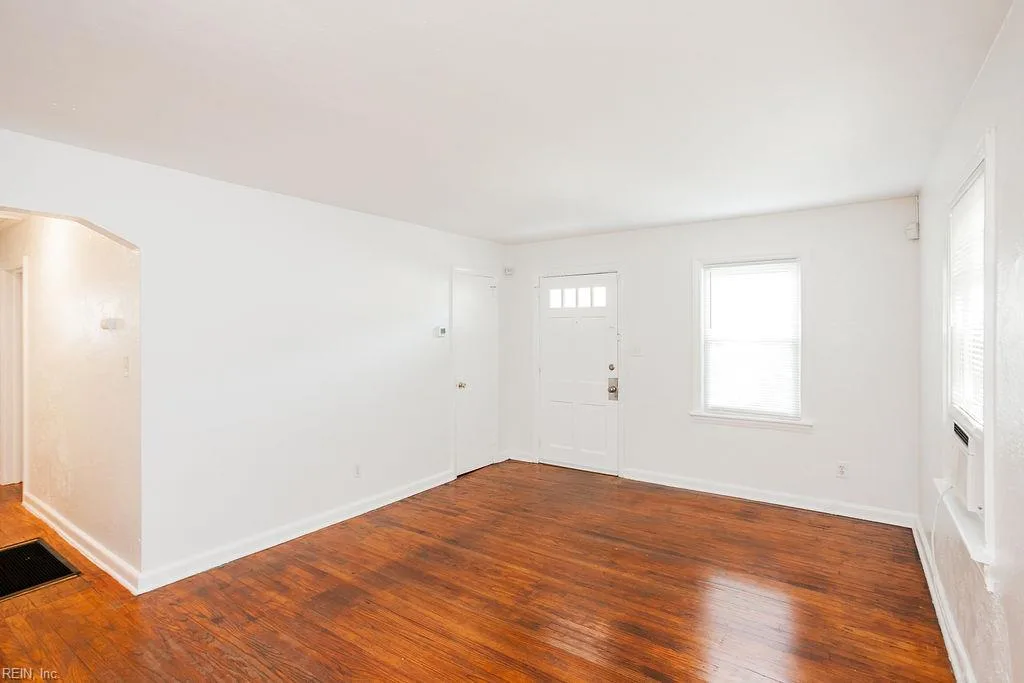 593 Thole ST, NORFOLK VA 23505 thumb 9