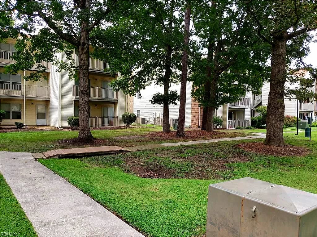 572 Candle LN #302, NEWPORT NEWS VA 23608 - Main photo
