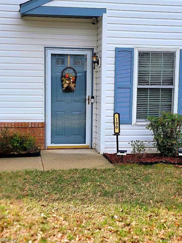 100 Crescent CT, YORKTOWN VA 23693 - Main photo