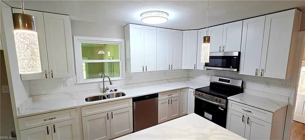 704 Burgesses LN, VIRGINIA BEACH VA 23452 - Main photo