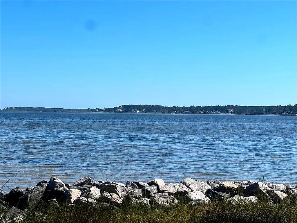 816 Ship Point RD, YORKTOWN VA 23692 - Main photo