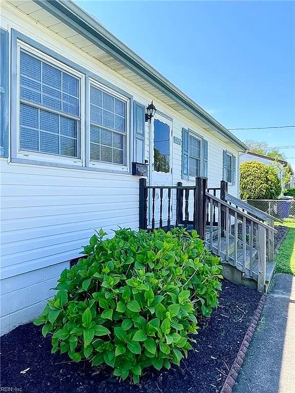1012 74th ST, NEWPORT NEWS VA 23605 - Main photo