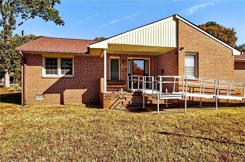 215 Woodbury Forrest DR, HAMPTON VA 23666 - Main photo