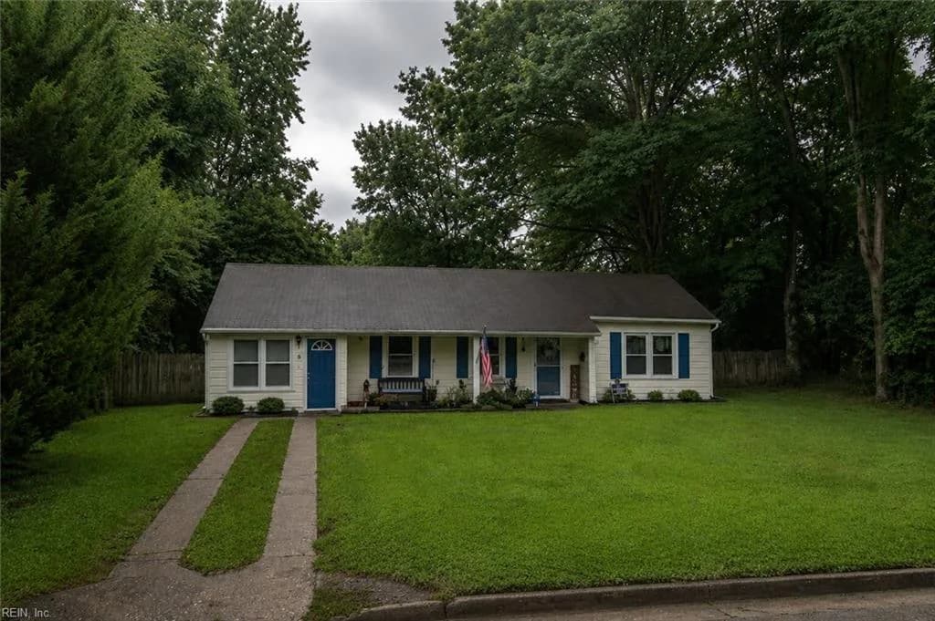 4 Cottage LN, NEWPORT NEWS VA 23603 - Main photo