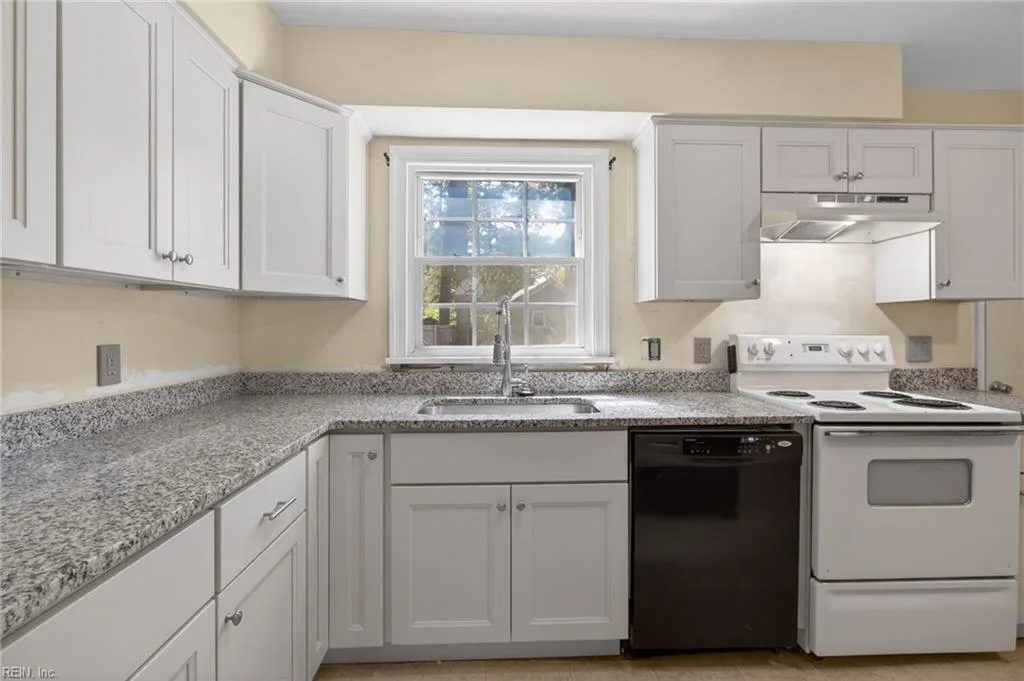 8239 Redwood CIR, NORFOLK VA 23518 thumb 8