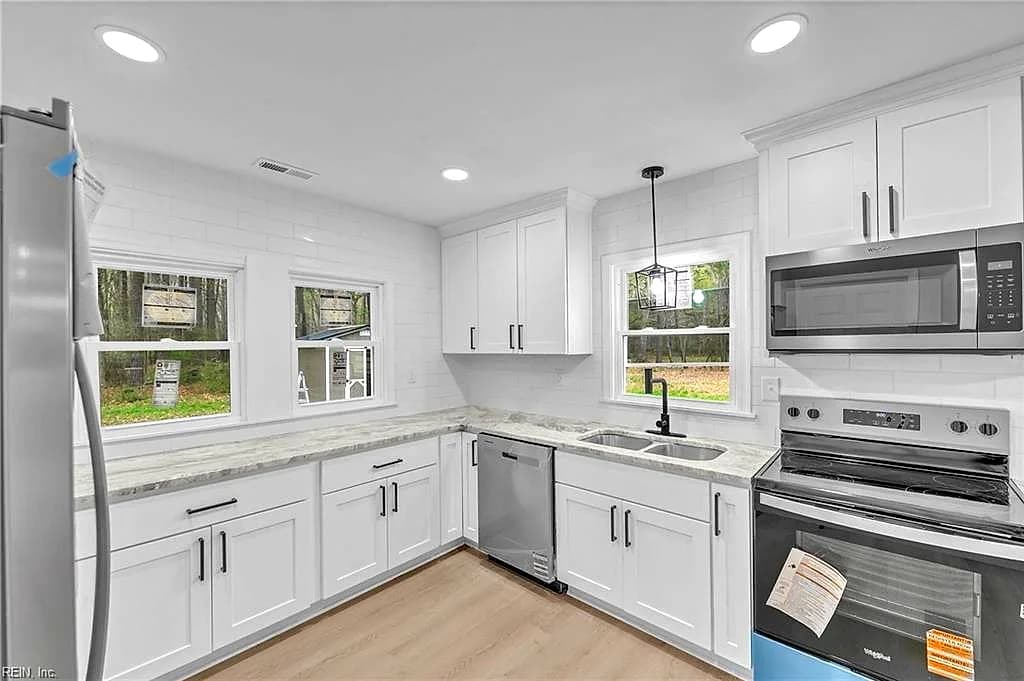 12050 Greenbrier LN, SMITHFIELD VA 23430 - Main photo