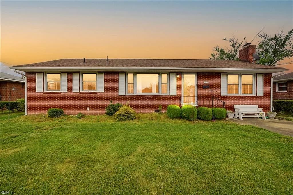 23 Prince George DR, HAMPTON VA 23669 - Main photo