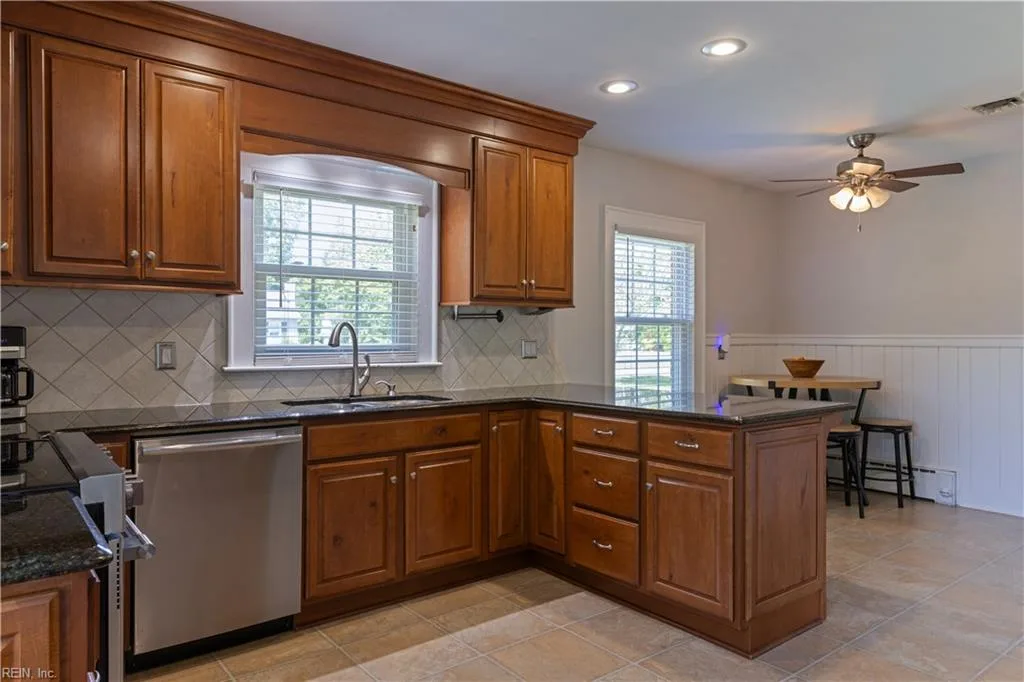 305 Robinhood RD, FRANKLIN VA 23851 thumb 6