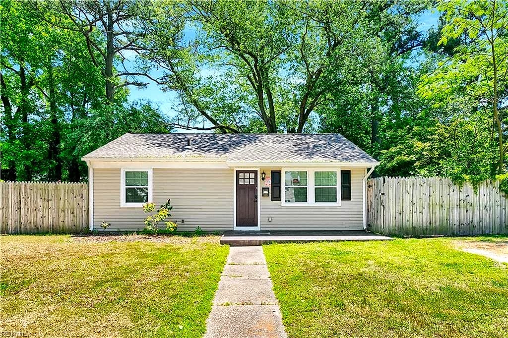 1422 Woodcrest DR, HAMPTON VA 23663 - Main photo