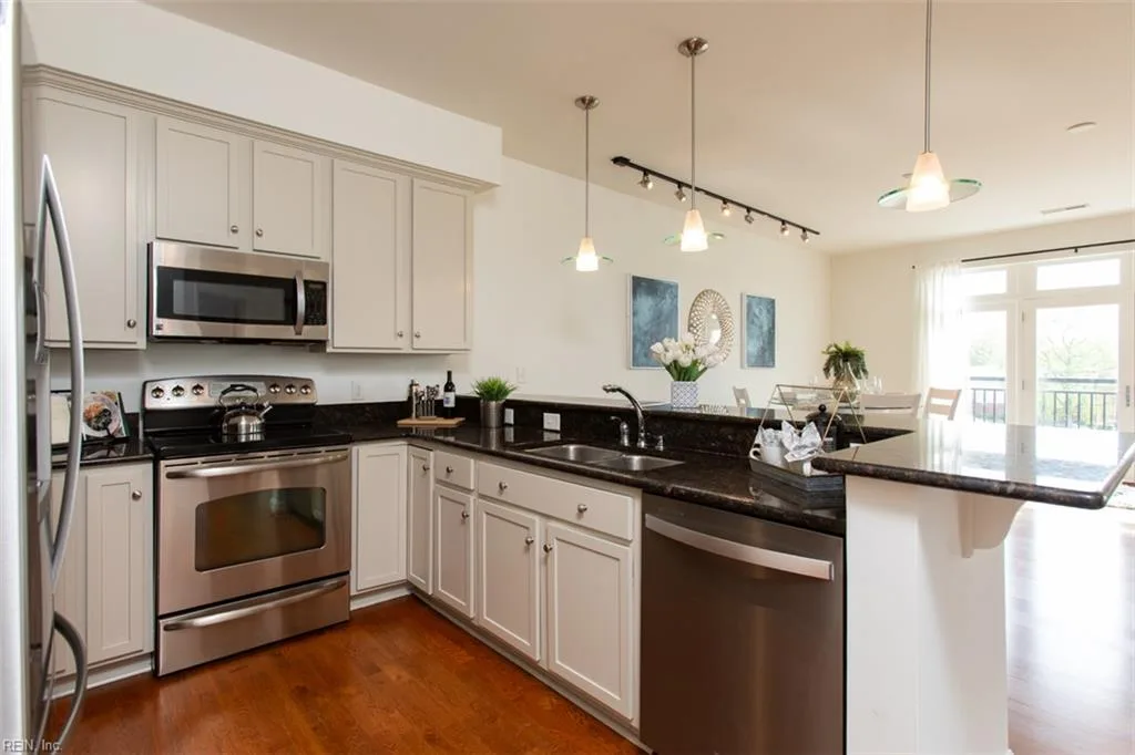 670 Town Center DR #320, NEWPORT NEWS VA 23606 - Main photo