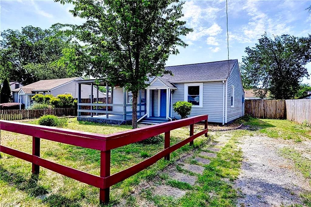 27 Crestwood CIR, HAMPTON VA 23669 - Main photo