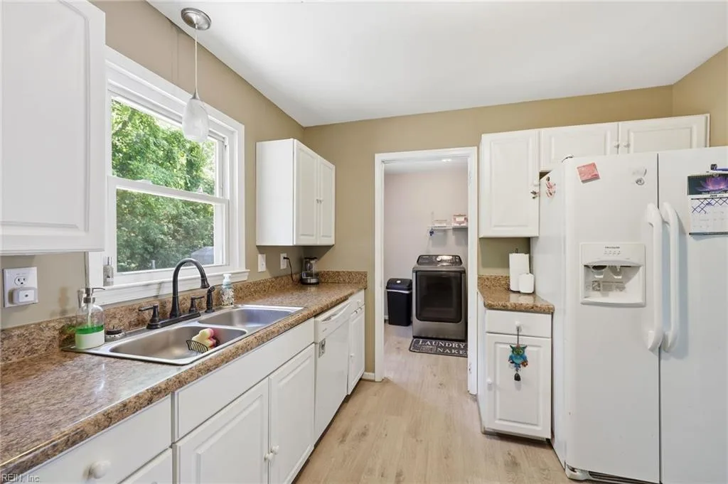 25 Rendon DR, HAMPTON VA 23666 - Photo 5