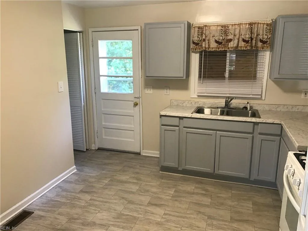 89 Jordan DR, HAMPTON VA 23666 - Photo 3