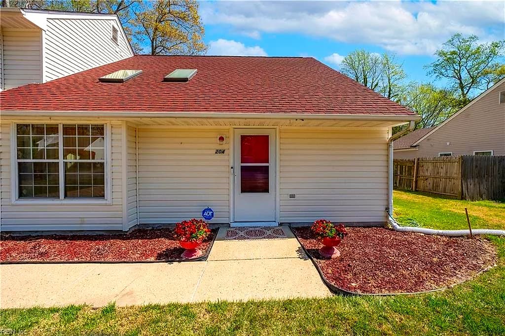 204 Springdale WAY, HAMPTON VA 23666 - Photo 3
