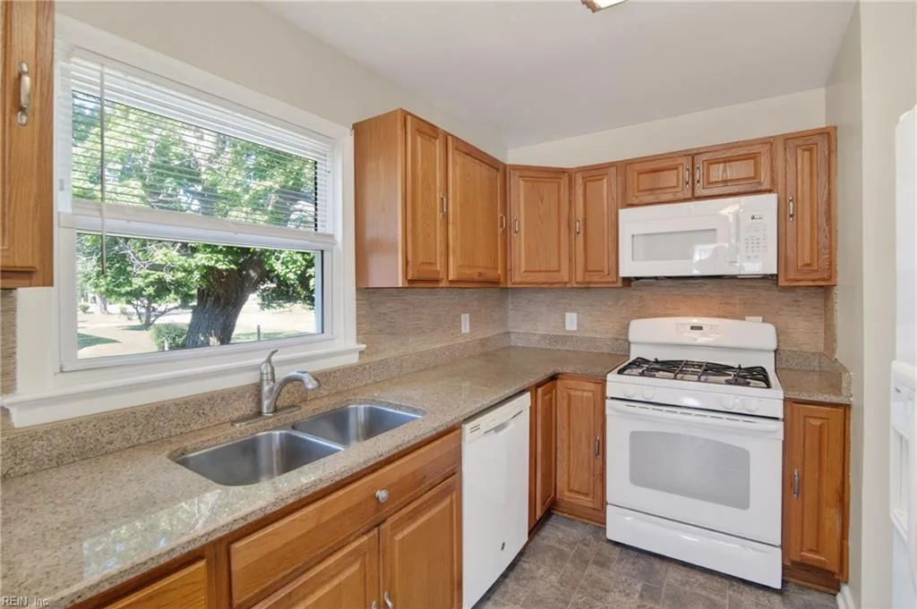 25 Berkley DR, HAMPTON VA 23663 thumb 11