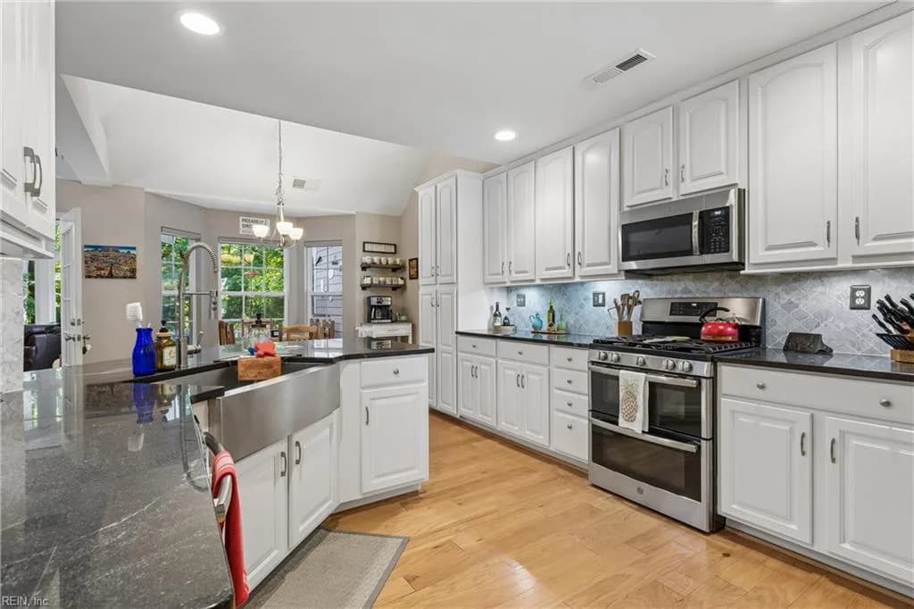 709 Robin Hood DR, YORKTOWN VA 23693 thumb 11