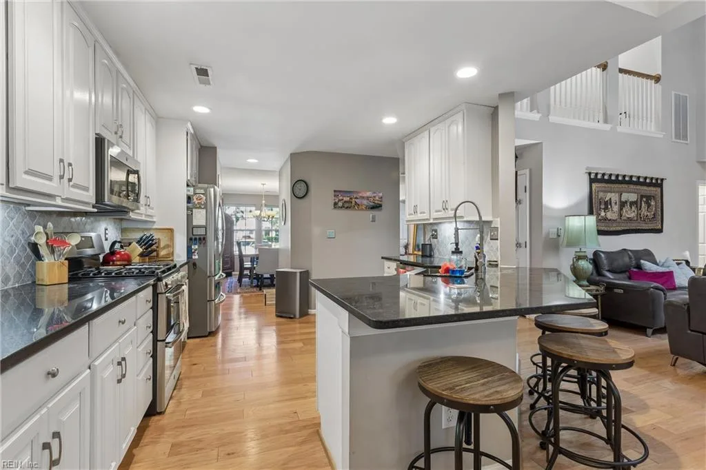 709 Robin Hood DR, YORKTOWN VA 23693 thumb 12
