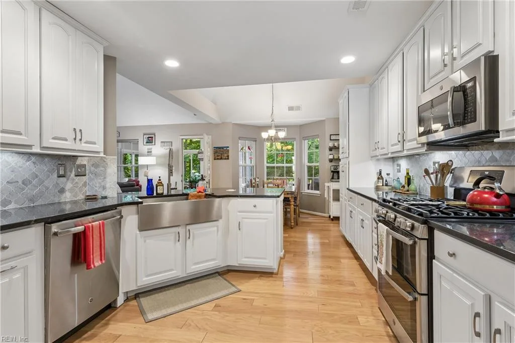 709 Robin Hood DR, YORKTOWN VA 23693 thumb 10