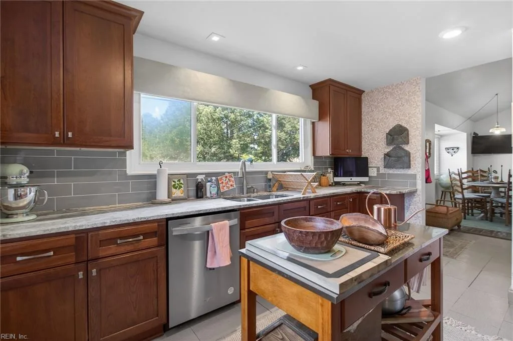 560 N Witchduck RD, VIRGINIABEACH VA 23462 thumb 12
