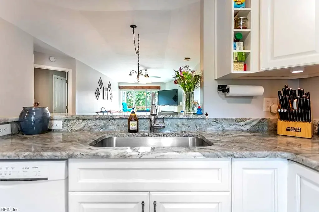 425 Persimmon DR, YORKTOWN VA 23693 thumb 8