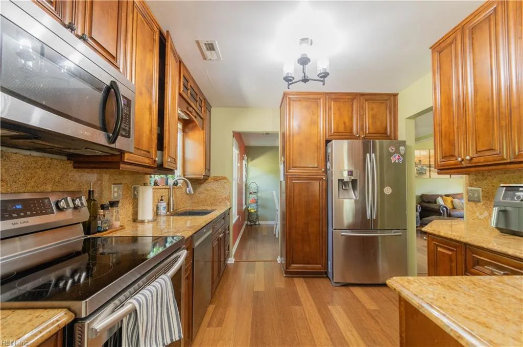 105 Kyle CIR, YORKTOWN VA 23693 thumb 9