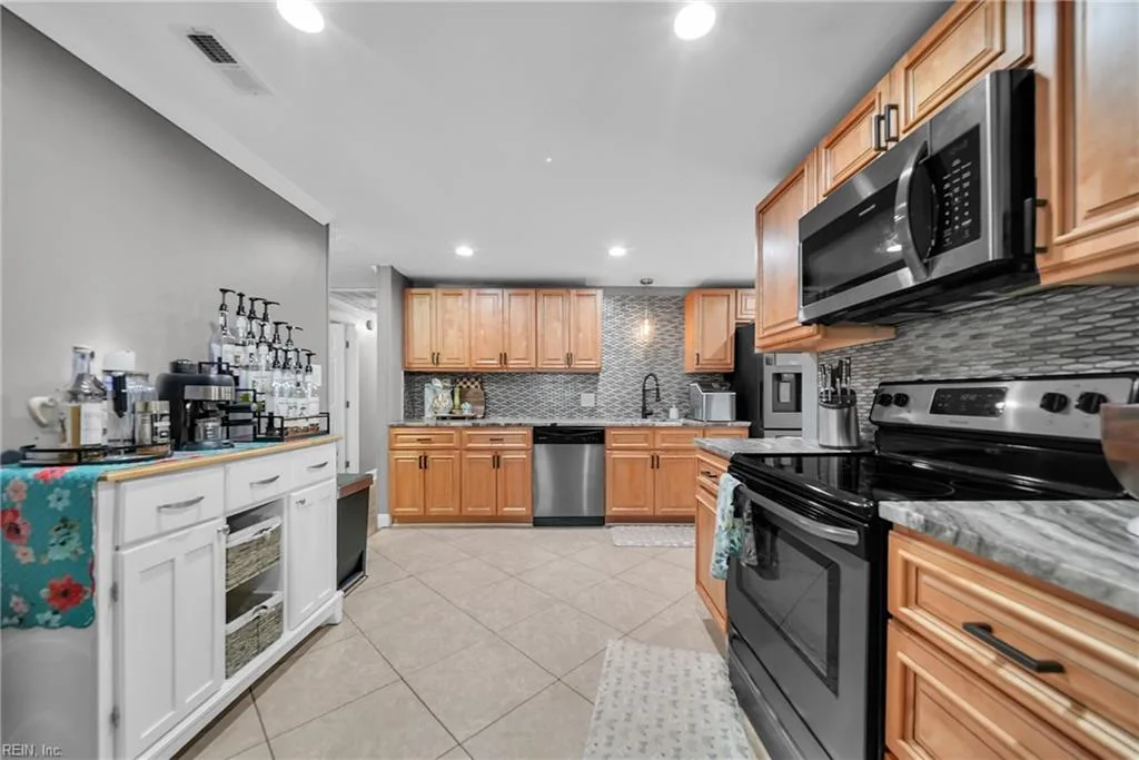 2204 Rawood DR, HAMPTON VA 23663 thumb 11