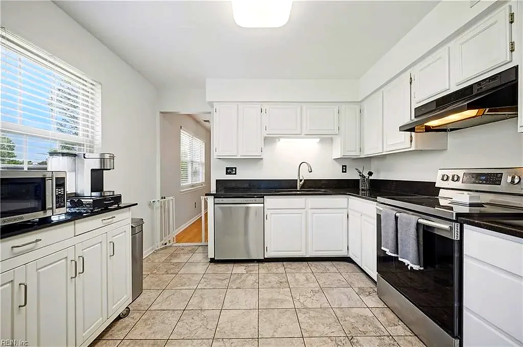 3728 Strathmoor CIR, VIRGINIA BEACH VA 23452 - Photo 5