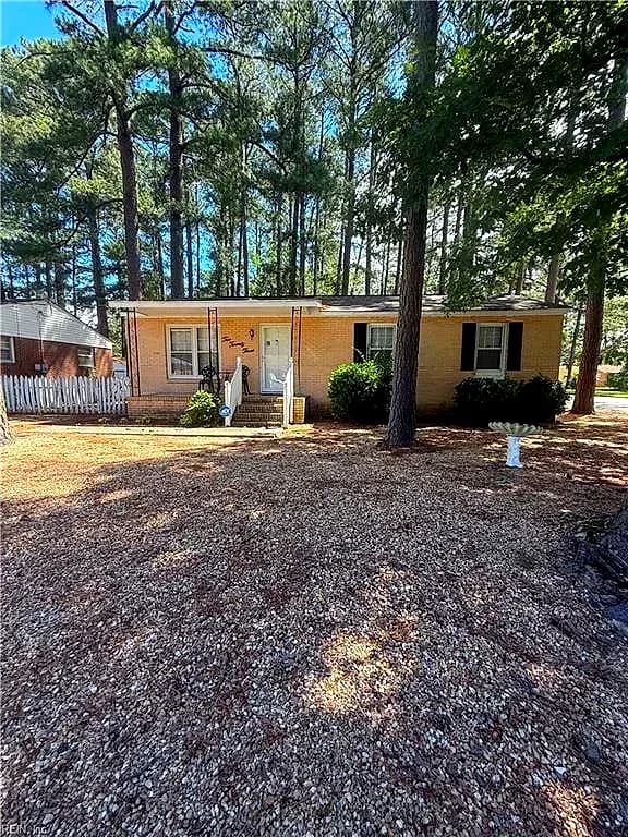 223 Thomas ST, FRANKLIN VA 23851 - Photo 2