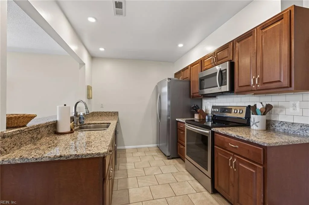 457 E Lake CIR, CHESAPEAKE VA 23322 thumb 8