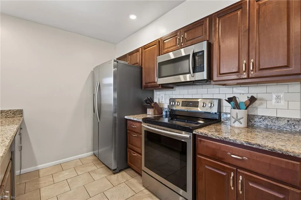 457 E Lake CIR, CHESAPEAKE VA 23322 thumb 10