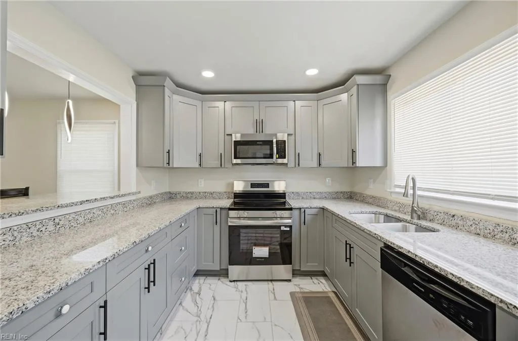 2 Reynolds DR, HAMPTON VA 23666 thumb 9