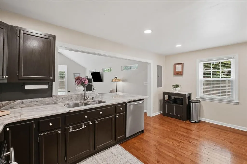301 Dixie DR, NORFOLK VA 23505 thumb 9