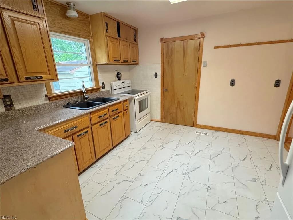 5007 Hazelwood RD, HAMPTON VA 23605 thumb 11