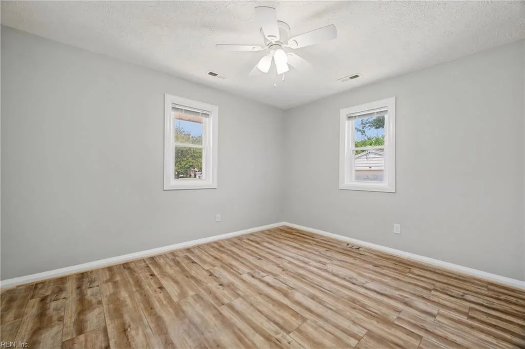 207 E Sewell AVE, HAMPTON VA 23663 thumb 12