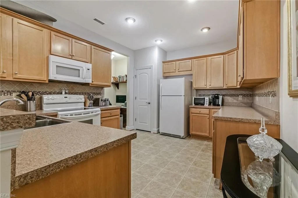 303 Garman LOOP, YORKTOWN VA 23690 thumb 8