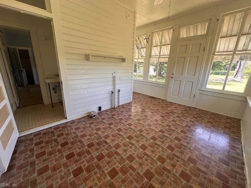 30086 Statesville RD, NEWSOMS VA 23874 - Photo 3