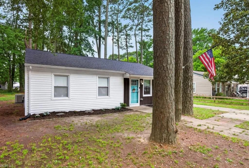 108 Clover ST, HAMPTON VA 23669 - Photo 4