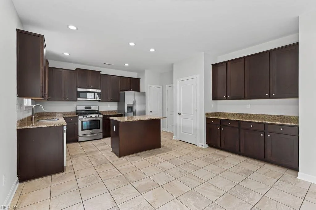 2866 Cross Landing DR, SUFFOLK VA 23434 - Photo 4