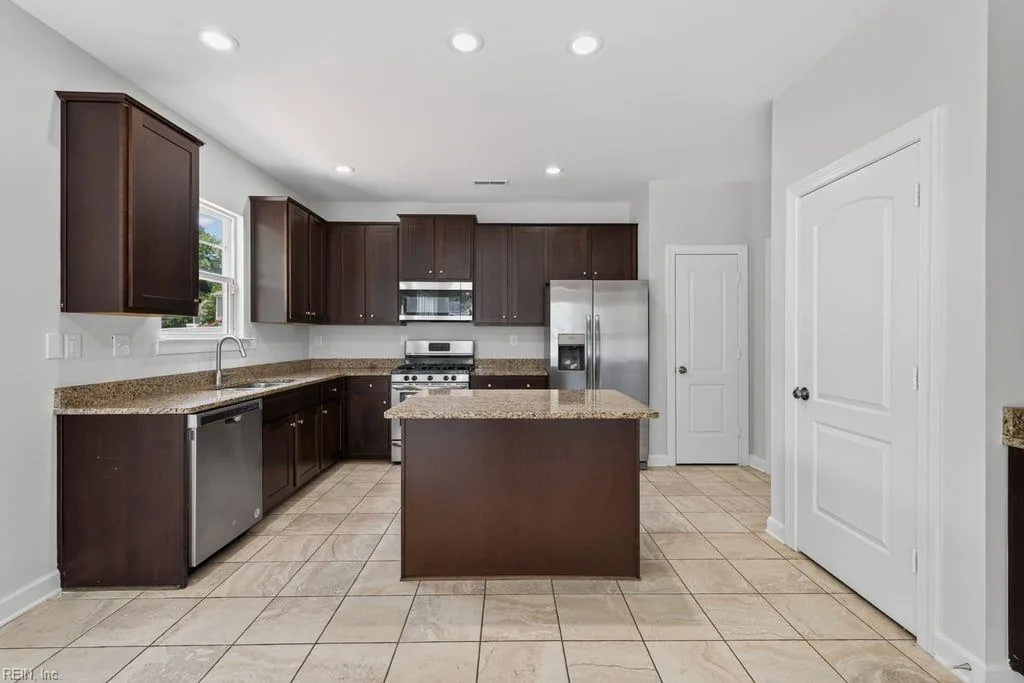 2866 Cross Landing DR, SUFFOLK VA 23434 - Photo 5