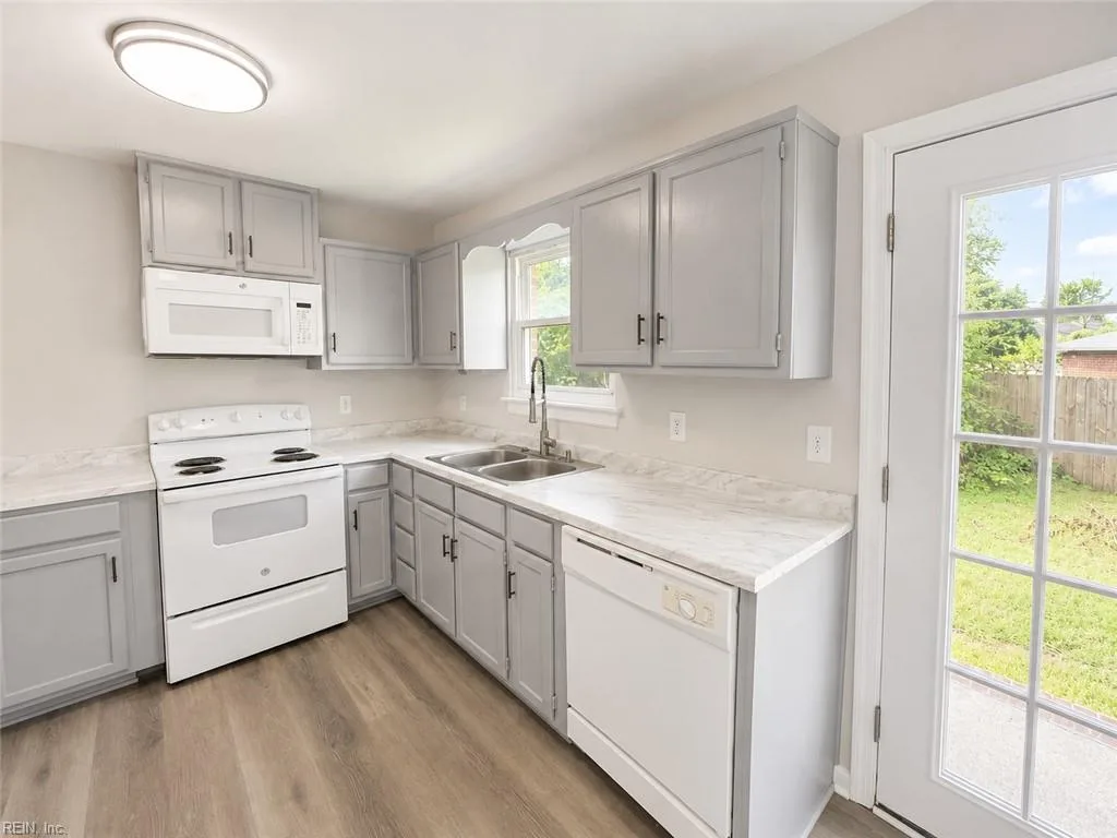 405 Institute DR, HAMPTON VA 23663 - Photo 5