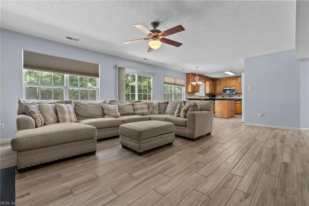 100 Pinyon PNES, YORKTOWN VA 23693 - Photo 4