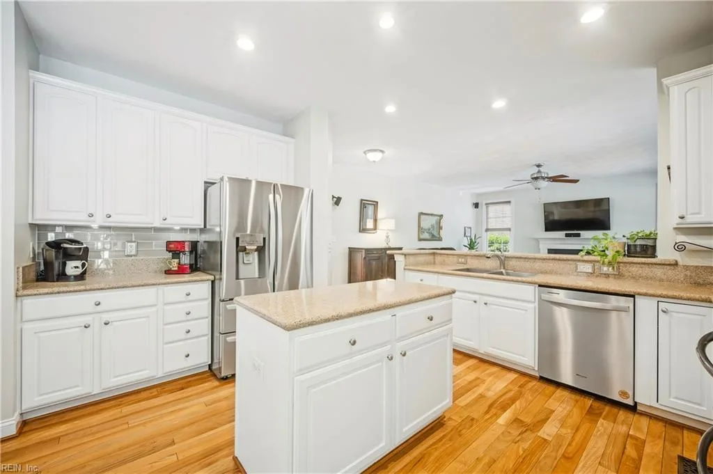 581 Hunts Pointe DR, VIRGINIA BEACH VA 23464 thumb 9