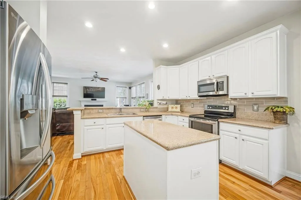 581 Hunts Pointe DR, VIRGINIA BEACH VA 23464 thumb 10