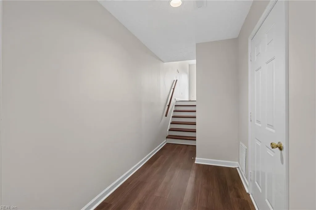 657 TODD TRL, NEWPORT NEWS VA 23602 - Photo 5