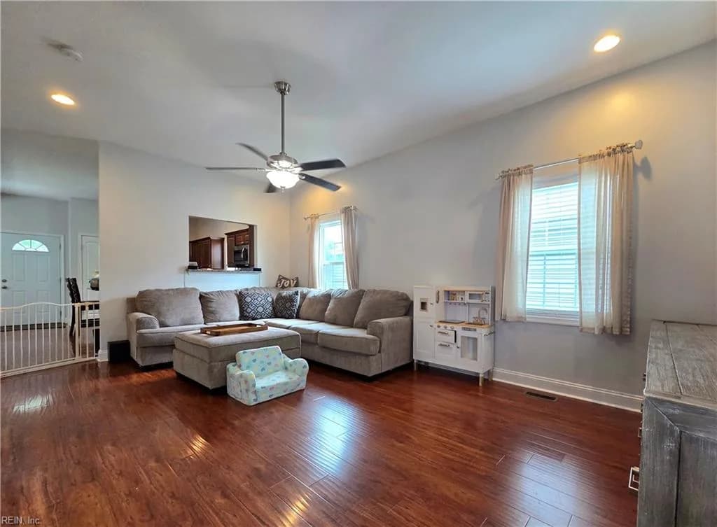 24 Moss AVE, HAMPTON VA 23669 - Photo 5