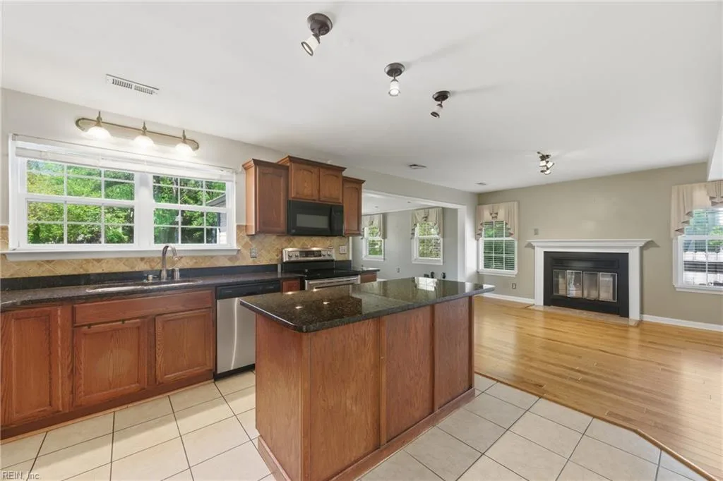 304 Susan Newton LN, YORKTOWN VA 23693 thumb 11