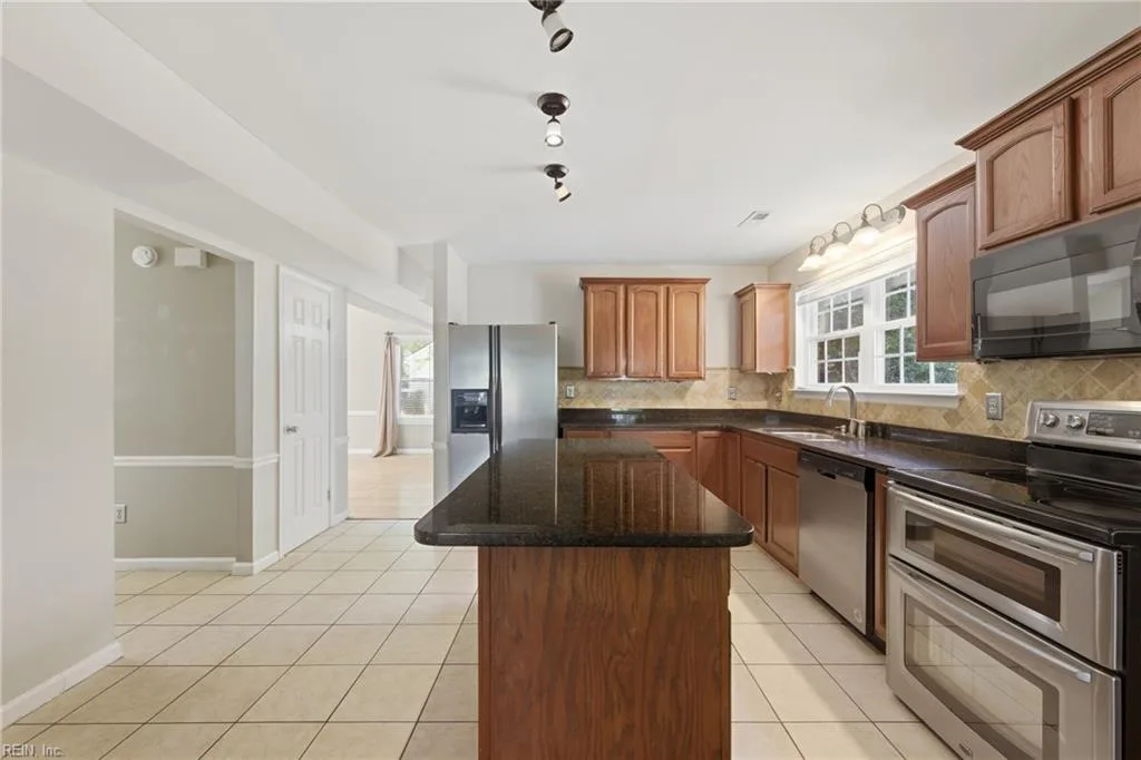 304 Susan Newton LN, YORKTOWN VA 23693 thumb 12