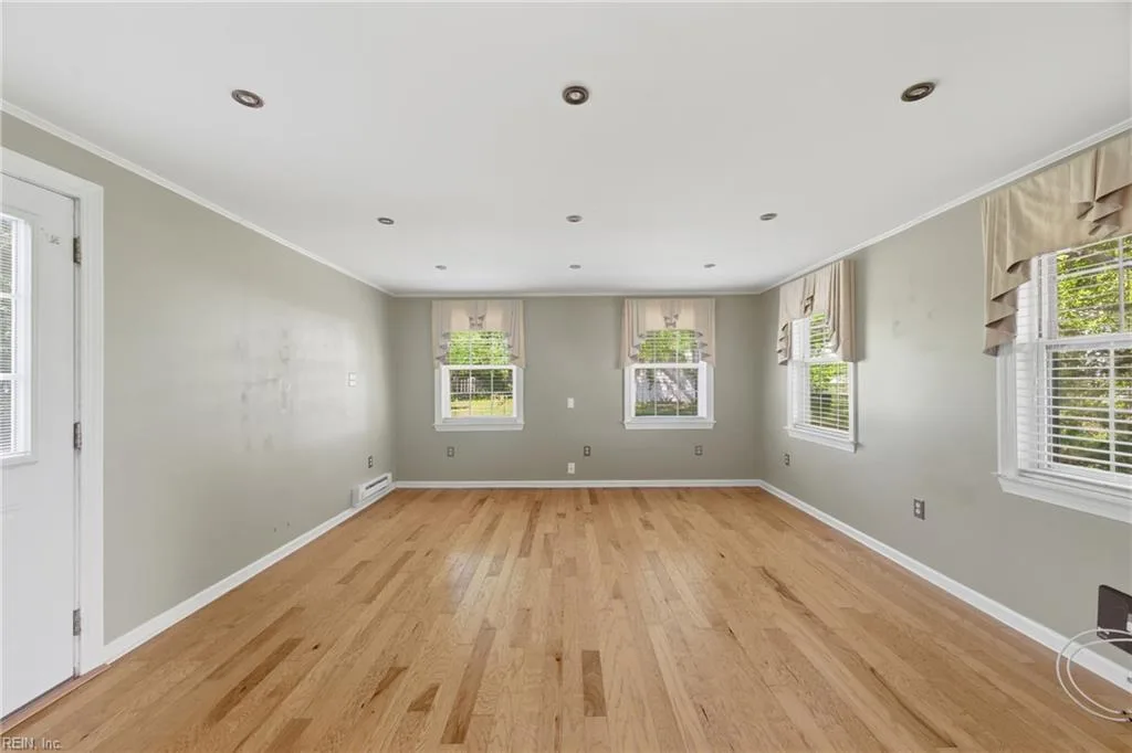 304 Susan Newton LN, YORKTOWN VA 23693 thumb 9