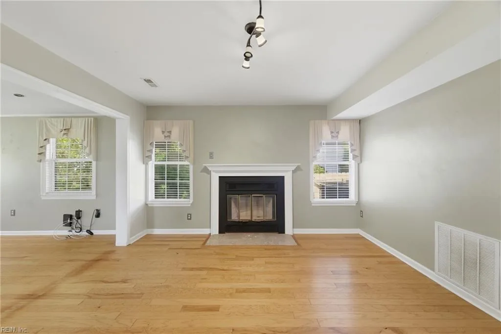 304 Susan Newton LN, YORKTOWN VA 23693 thumb 10