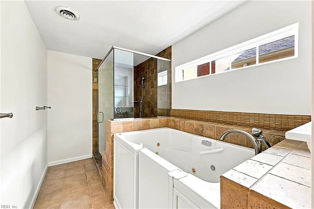 228 Convention DR, VIRGINIA BEACH VA 23462 - Photo 5